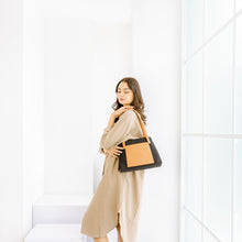 Load image into Gallery viewer, Silvertote Tas Tote Wanita Bella Totebag Blue Black
