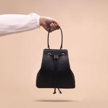 Load image into Gallery viewer, Silvertote Tas Bucket Wanita Lexy Bucket Bag Black
